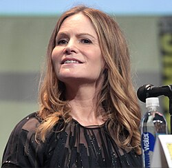Jennifer Jason Leigh